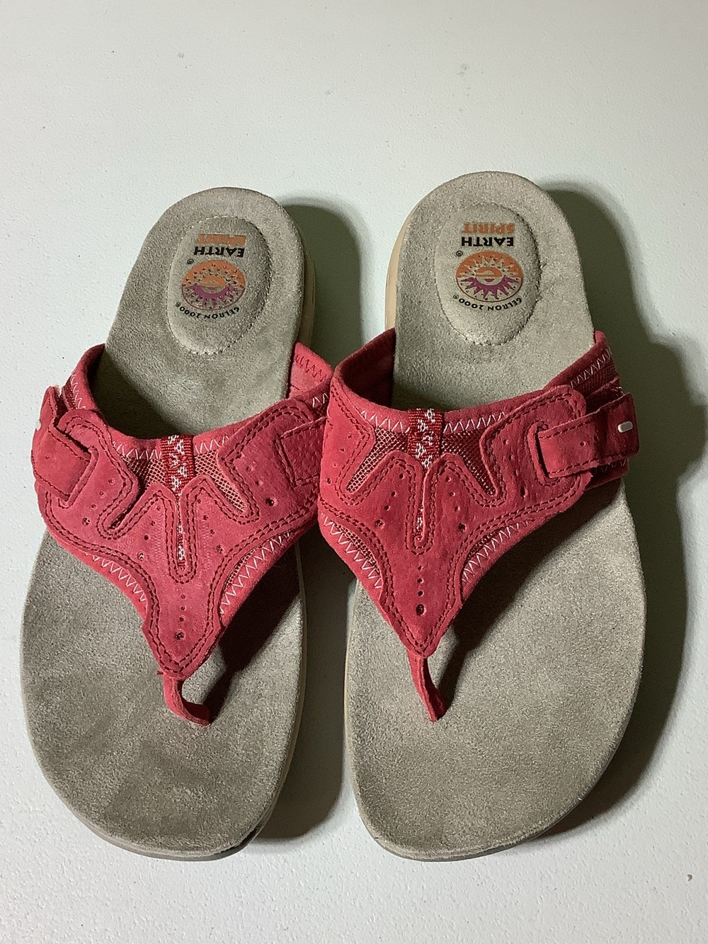Earth Spirit Gelron 2000 red suede thong sandals, size 8.5